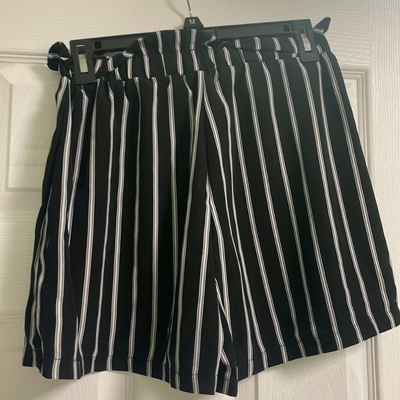Stripped shorts with bow - Picture 2 of 2